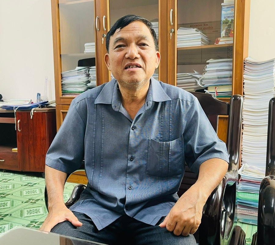 Ông Nay Hứ chia sẻ về những năm tháng tham gia cách mạng và gắn bó với công tác Hội. Ảnh: A.H z6564624597376-c5ee776d41bafbe00a300af69dc09ffc.jpg