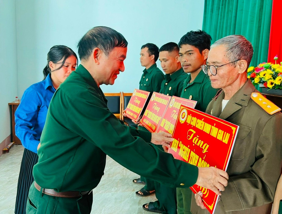 Chủ tịch Hội Cựu chiến binh tỉnh Nay Hứ trao bảng tượng trưng kinh phí hỗ trợ xây dựng nhà "Nghĩa tình đồng đội" cho hội viên khó khăn. Ảnh: P.L z6564680039709-3742a06da7619df69775acc1ac41e631.jpg
