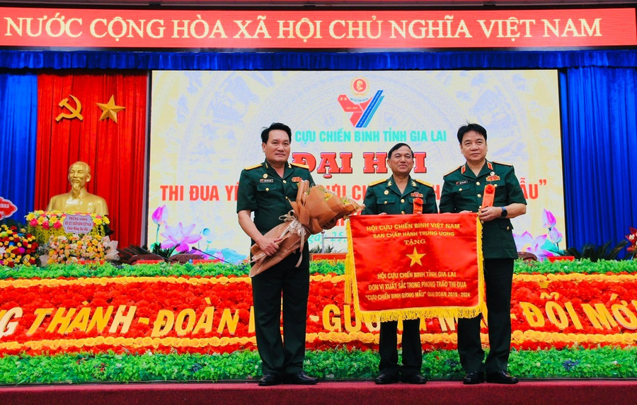 Chủ tịch Hội Cựu chiến binh tỉnh Nay Hứ (giữa) đại diện Hội Cựu chiến binh tỉnh nhận Cờ thi đua của Ban Chấp hành Trung ương Hội Cựu chiến binh Việt Nam. Ảnh: A.H z6564644349392-685bd5fd1a7dd74ad33fbe355d4a9b4d.jpg