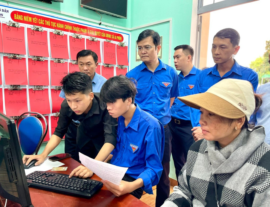 Đồng chí Bùi Quang Huy (người đeo kính) thăm đội thanh niên tình nguyện xã Ia Pnôn hỗ trợ người dân. Ảnh: A.H z6802513518736-79d64b80be0df383d49ee3f3edb4bd66.jpg