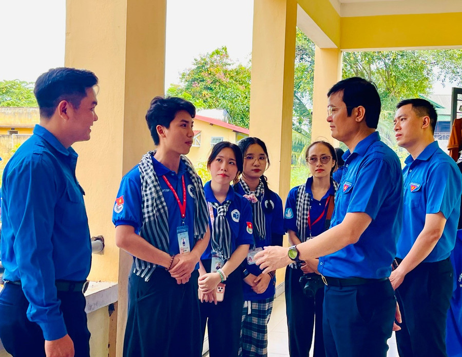 Đồng chí Bùi Quang Huy (hàng trước, bìa phải) trò chuỵện cùng sinh viên Trường Đại học Công thương TP. Hồ Chí Minh đang thực hiện chiến dịch “Mùa hè xanh” tại xã Ia Mơ. Ảnh: A.H z6802494934216-31ee46748bd6591f9fe2cb461c315eaa.jpg