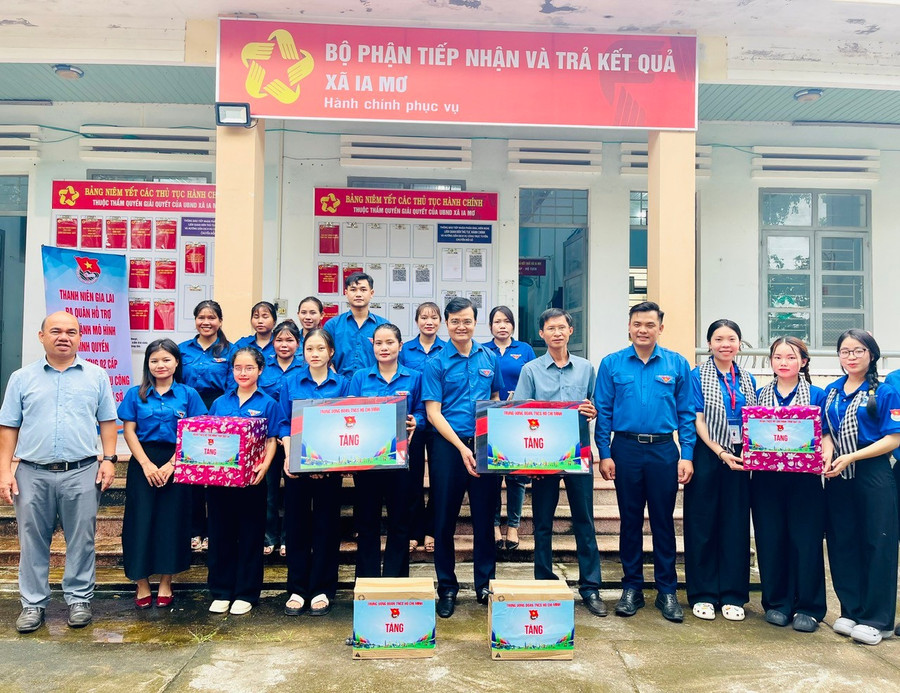 Đồng chí Bùi Quang Huy (đứng giữa) tặng quà cho xã và đội thanh niên tình nguyện xã Ia Mơ. Ảnh: A.H z6802500825810-4973dae86620fd44ec19b46fa99be0d2.jpg