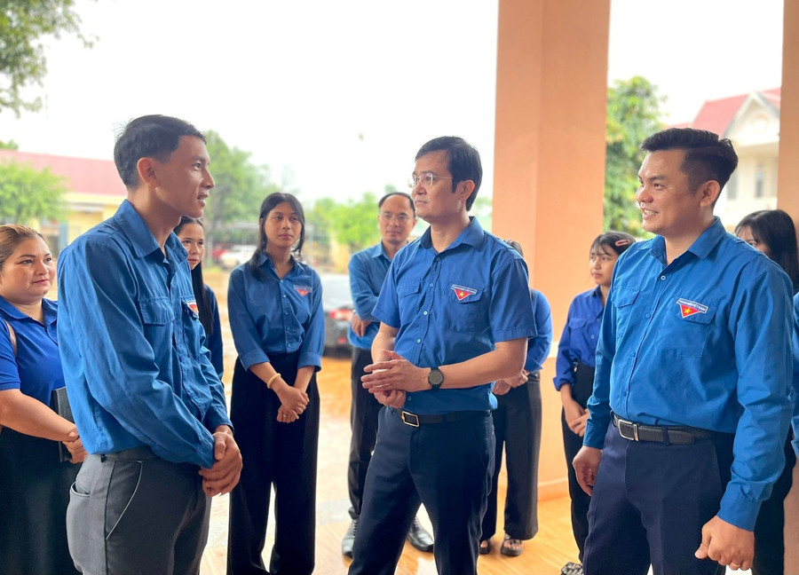 Đồng chí Bùi Quang Huy (giữa) trò chuyện cùng đoàn viên thanh niên xã Ia Pnôn. Ảnh: A.H z6802519849898-3f11f276d357d0d6b195cf6a373b2886.jpg