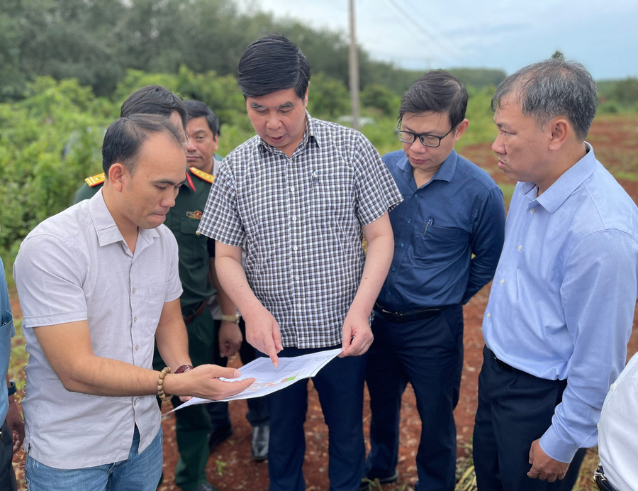 Phó Chủ tịch UBND tỉnh Lâm Hải Giang (thứ 3 từ phải sang) nghe báo cáo về quy mô và phạm vi đầu tư dự án tại xã Ia Nan. Ảnh: P.D ban-quan-ly-du-an-bao-cao-ve-quy-mo-va-pham-vi-dau-tu-du-an-tai-xa-ia-nan.jpg