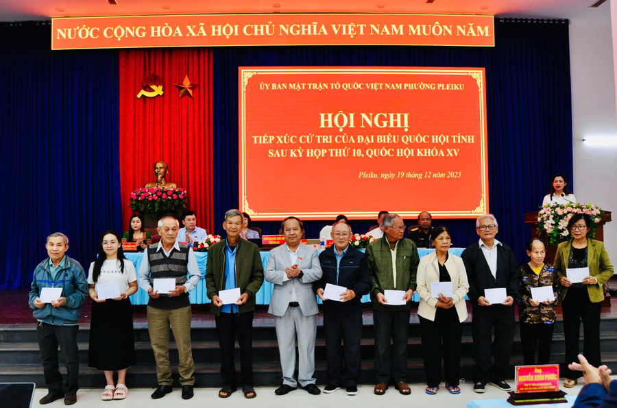 pho-bi-thu-tinh-uy-truong-doan-dbqh-tinh-chau-ngoc-tuan-thu-5-tu-trai-sang-tang-qua-cho-cac-gia-dinh-chinh-sach.jpg