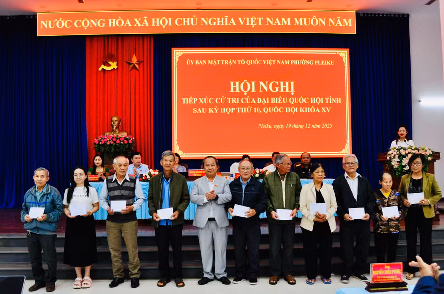 pho-bi-thu-tinh-uy-truong-doan-dbqh-tinh-chau-ngoc-tuan-thu-5-tu-trai-sang-tang-qua-cho-cac-gia-dinh-chinh-sach.jpg