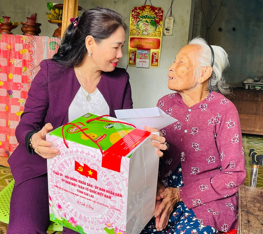 Phó Chủ tịch HĐND tỉnh Huỳnh Thúy Vân (bên trái) thăm hỏi bà Trương Thị Kìa (thân nhân liệt sĩ, thôn Thủy Phú, xã Ia Le). Ảnh: A.H z6838975895025-9468112c63cb17953759a3848a29e7ee.jpg