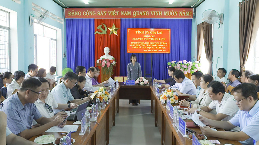 Quang cảnh buổi làm việc của đồng chí Nguyễn Thị Thanh Lịch tại xã Ia Tul. Ảnh: Minh Trung quang-canh-buoi-lam-viec.jpg