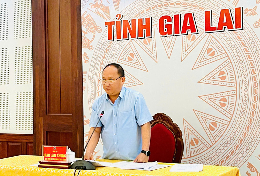 Chủ tịch UBND tỉnh Rah Lan Chung tham gia ý kiến tại phiên họp. Ảnh: A.H z6589715768367-c494818220969a3d1649e6ec530d3fbb.jpg
