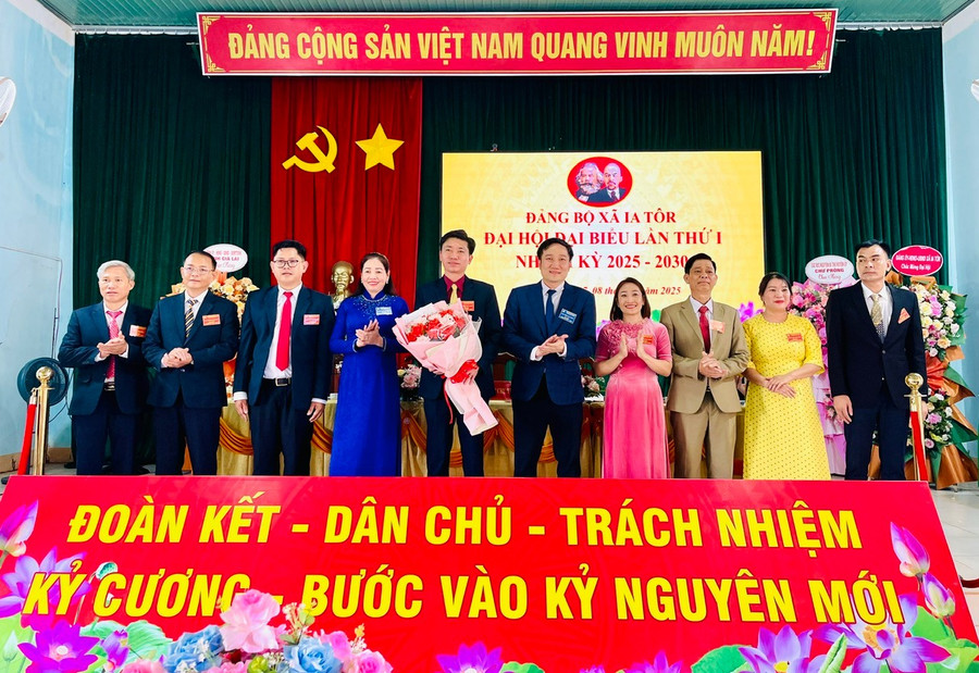 Phó Chủ tịch UBND tỉnh Nguyễn Tuấn Anh (thứ 5 từ phải sang) và Phó Chủ tịch HĐND tỉnh Huỳnh Thúy Vân (thứ 4 từ trái sang) tặng hoa chúc mừng Ban Thường vụ Đảng ủy xã Ia Tôr. Ảnh: A.H z6885684182532-564972e3c24d3b580b0ae9d74c6b2f6a.jpg