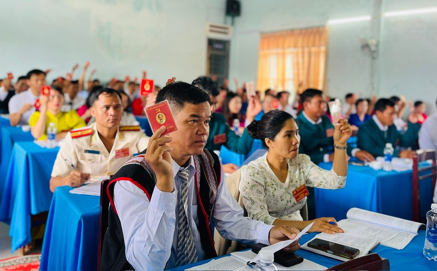 Các đại biểu biểu quyết thông qua chỉ tiêu phấn đấu nhiệm kỳ 2025-2030. Ảnh: A.H z6885720250357-a031d9d944dabd6d4bd464b1fc947448.jpg