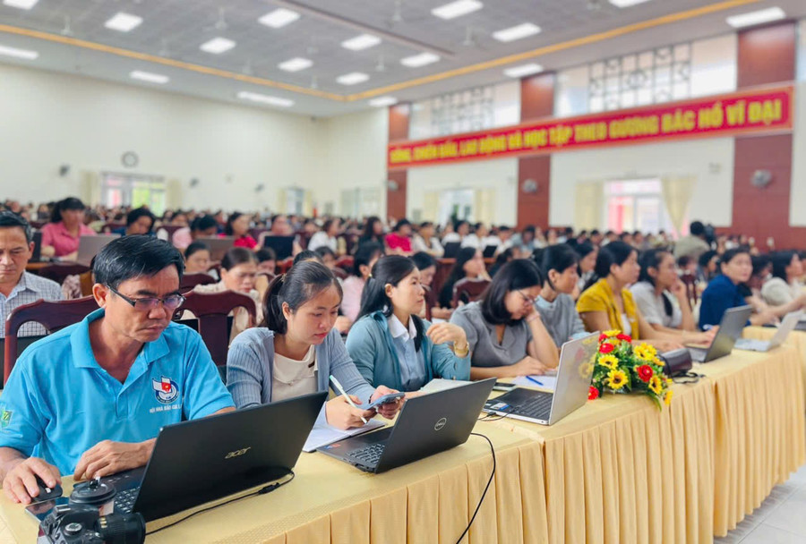 Đại diện các cơ sở giáo dục và các xã, phường tham gia hội nghị tập huấn. Ảnh: A.H z6878105211096-e29237ba1082fad785461ff5454b8046.jpg