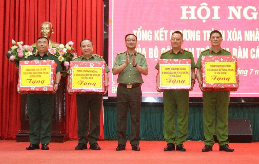 Thượng tướng Phạm Thế Tùng tặng quà cho các đơn vị tích cực tham gia chương trình xóa nhà tạm, nhà dột nát. Ảnh: A.H z6856703209659-53d1c25966395a00aa5f0facdef905bd.jpg