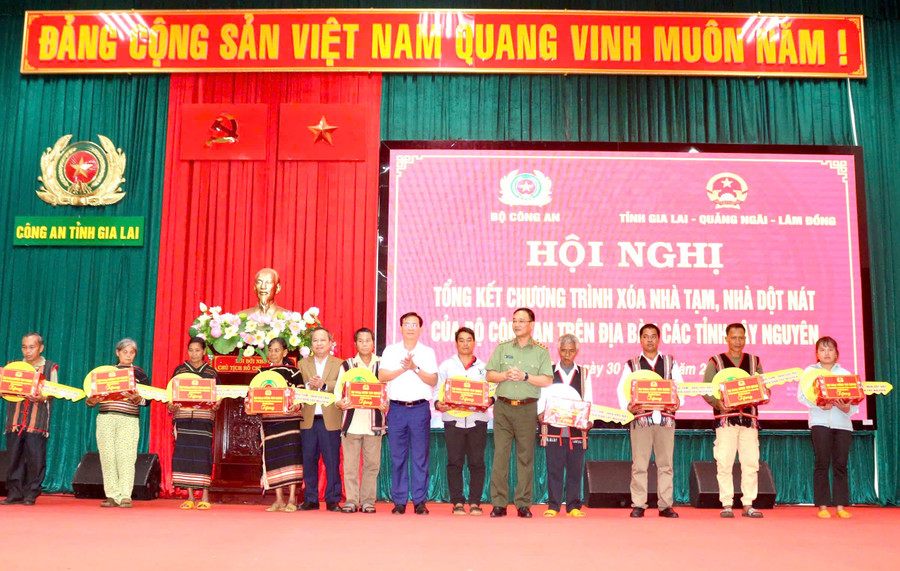 Thứ trưởng Bộ Công an Phạm Thế Tùng (thứ 5 từ phải sang) cùng lãnh đạo các tỉnh trao chìa khóa tượng trưng và quà của Bộ trưởng Bộ Công an cho đại diện các hộ gia đình. Ảnh: A.H z6856715242901-b0255ac644bbae96f5d572602feb9338.jpg