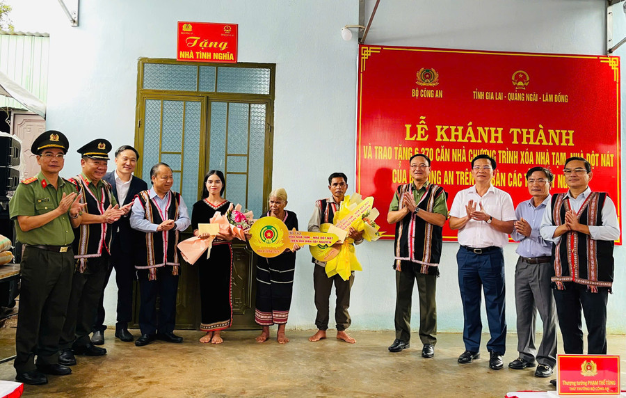 Thứ trưởng Bộ Công an Phạm Thế Tùng (thứ 4 từ phải sang) cùng lãnh đạo các tỉnh và các đơn vị cắt băng khánh thành, bàn giao nhà cho bà Jan (thứ 6 từ trái sang) ở làng H'Lâm, xã Đak Đoa. Ảnh: A.H z6856715230374-321a858423d099cde26d6ff5f39a8be7.jpg