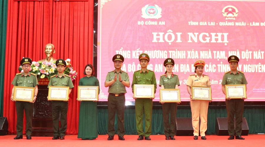 Thượng tướng Phạm Thế Tùng (thứ 4 từ trái sang)-Thứ trưởng Bộ Công an trao bằng khen của Bộ trưởng Bộ Công an cho các tập thể, cá nhân có thành tích xuất sắc. Ảnh: A.H z6856700186773-d603d1f10b582776b053ca8138d561a0.jpg