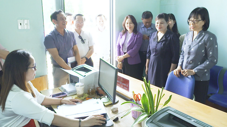 Phó Chủ tịch UBND tỉnh Nguyễn Thị Thanh Lịch trực tiếp kiểm tra hoạt động của Trung tâm Phục vụ hành chính công xã Ia Tul. Ảnh: Minh Trung pho-ct-ubnd-tinh-nguyen-thi-thanh-lich-kiem-tra-hoat-dong-cua-trung-tam-phuc-vu-hanh-chinh-cong-xa-ia-tul.jpg