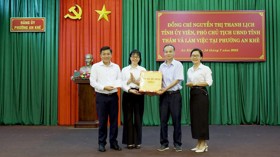 Phó Chủ tịch UBND tỉnh Nguyễn Thị Thanh Lịch (thứ 2 từ trái qua) tặng quà cho các cơ quan, đơn vị của phường An Khê. Ảnh: Minh Trung pho-chu-tich-ubnd-tinh-gia-lai-nguyen-thi-thanh-lich-da-tang-cac-phan-qua-cho-cac-co-quan-don-vi-cua-phuong-an-khe.jpg