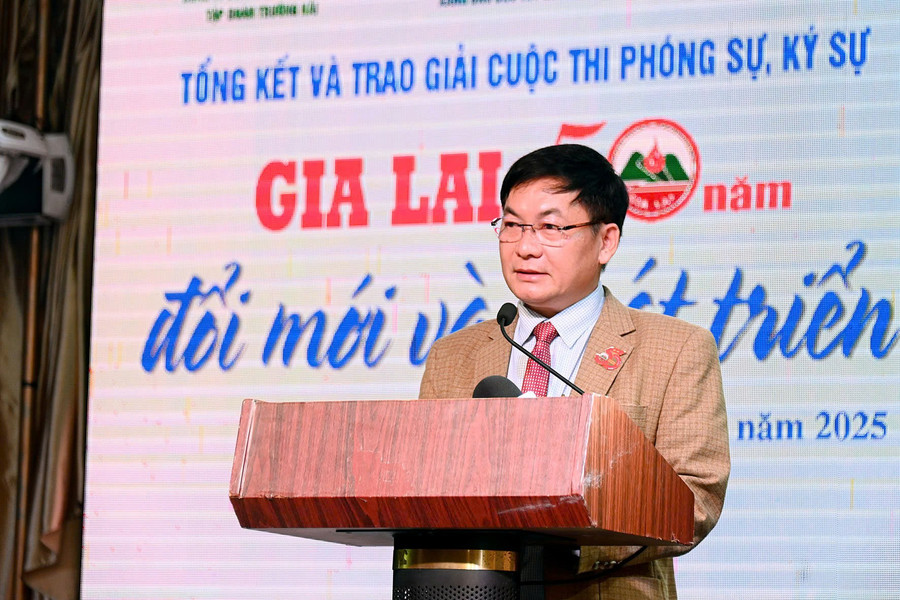Tổng Biên tập Báo Gia Lai Huỳnh Kiên-Trưởng ban tổ chức Cuộc thi phát biểu tại lễ tổng kết và trao giải. Ảnh: Đ.T z6584697584668-3d56a51ca6f722d72be7edeb8034448e.jpg