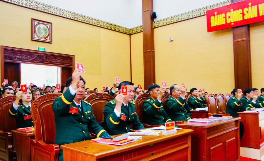 Các đại biểu biểu quyết thông qua chỉ tiêu nhiệm kỳ 2025-2030. Ảnh: A.H z6797481594189-01241260dcc6ccb68a9994d4e1223376.jpg