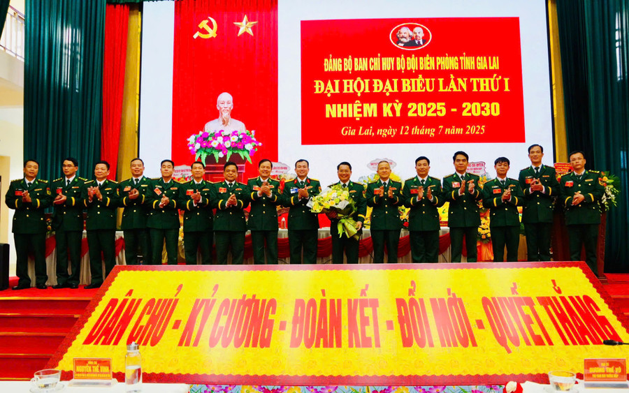 Đại tá Nguyễn Thế Vinh (thứ 9 từ trái sang) tặng hoa chúc mừng Ban Chấp hành Đảng bộ Ban Chỉ huy Bộ đội Biên phòng tỉnh nhiệm kỳ 2025-2030. Ảnh: A.H z6797511456386-a2c00dcc23fe9fcd0e5492c43a707ed9.jpg