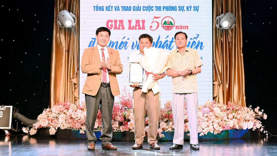 Giám đốc Sở Văn hóa-Thể thao và Du lịch Trần Ngọc Nhung (bên phải) và Tổng Biên tập Báo Gia Lai Huỳnh Kiên (bên trái) trao giải nhất cho tác giả Nguyễn Diệp. Ảnh: Đ.T 1746783952061.jpg