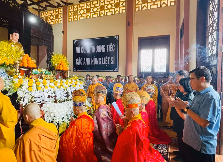 le-cau-sieu-cac-anh-hung-liet-si-quan-tinh-nguyen-va-chuyen-gia-viet-nam.jpg