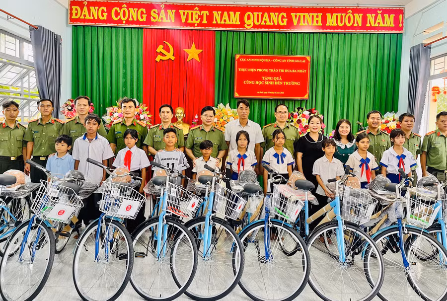 doan-cong-tac-trao-tang-xe-dap-cho-cac-em-hoc-sinh-9287.jpg