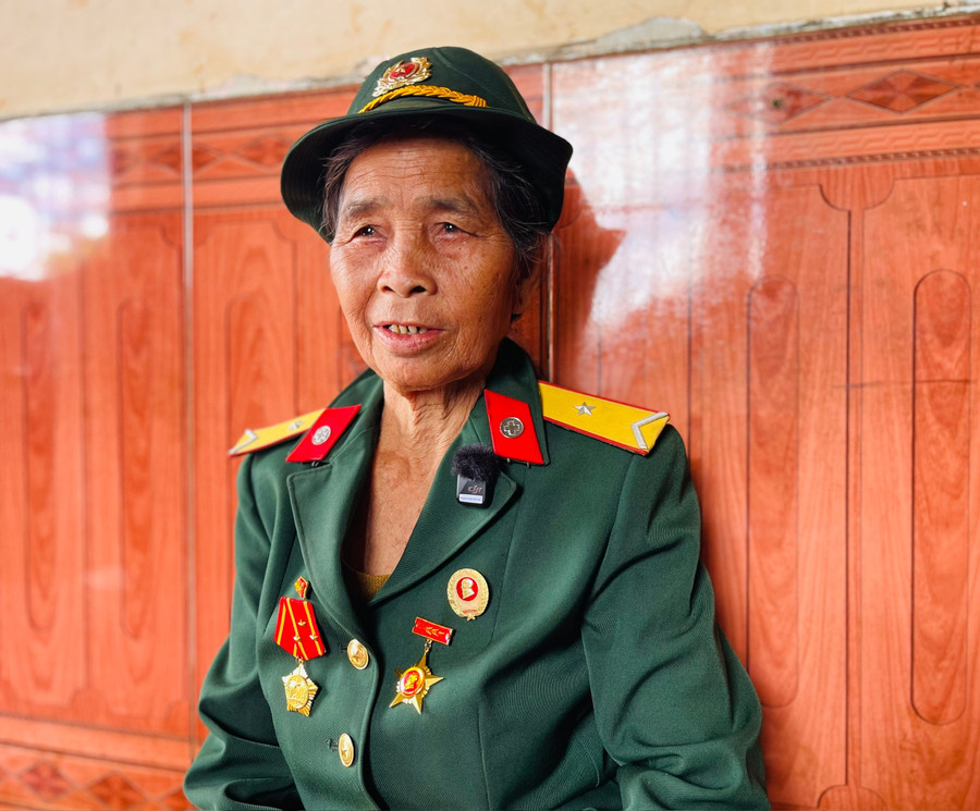 Bà Đinh Sáu (SN 1948, bệnh binh) vui mừng nói: “Ngày trước, làng còn nghèo khó, đường sá lầy lội, giờ thì bà con sướng lắm rồi. Nhà cửa khang trang, đường đi thuận lợi, cơm no, áo đẹp. Tôi luôn dặn con cháu phải đoàn kết, bởi chỉ có đoàn kết mới làm nên thành quả. Trước kia đoàn kết để đánh giặc, giờ đoàn kết để xây dựng cuộc sống ấm no, hạnh phúc; cùng đóng góp xây dựng quê hương ngày càng khởi sắc”. z7014184952939-d6544219dbfe0d0e9fb20757cf666bf8.jpg