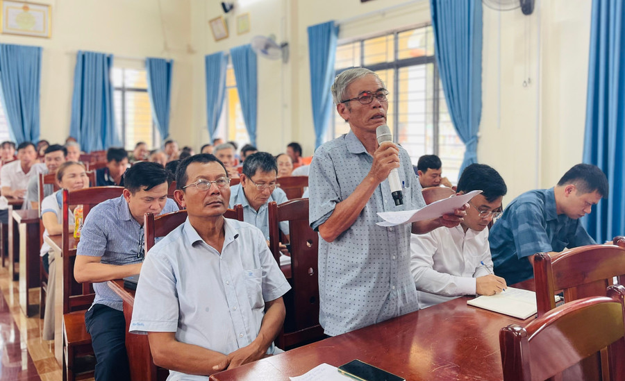 Cử tri xã Ia Hrung kiến nghị nhiều vấn đề liên quan đến đất đai và đầu tư sửa chữa đường giao thông nông thôn. Ảnh: P.D cu-tri-neu-kien-nghi-tai-hoi-nghi-8233.jpg