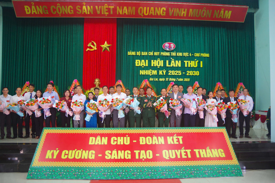 គណៈកម្មាធិការប្រតិបត្តិបក្សនៃបញ្ជាការដ្ឋានការពារភូមិភាគទី៤- Chu Prong ត្រូវបានណែនាំនៅក្នុងសមាជ។ រូបថត៖ A.H z6800304155081-50912bc3ce7210d83887b4e6d2139075.jpg