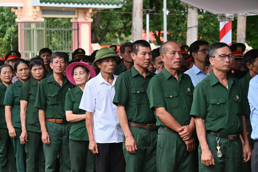 Đông đảo cựu chiến binh và người dân huyện Đức Cơ đến viếng và an táng hài cốt liệt sĩ. Ảnh: Đ.T z6630141482555-dbe31b9755258482c5fcb86b0e7337d2.jpg