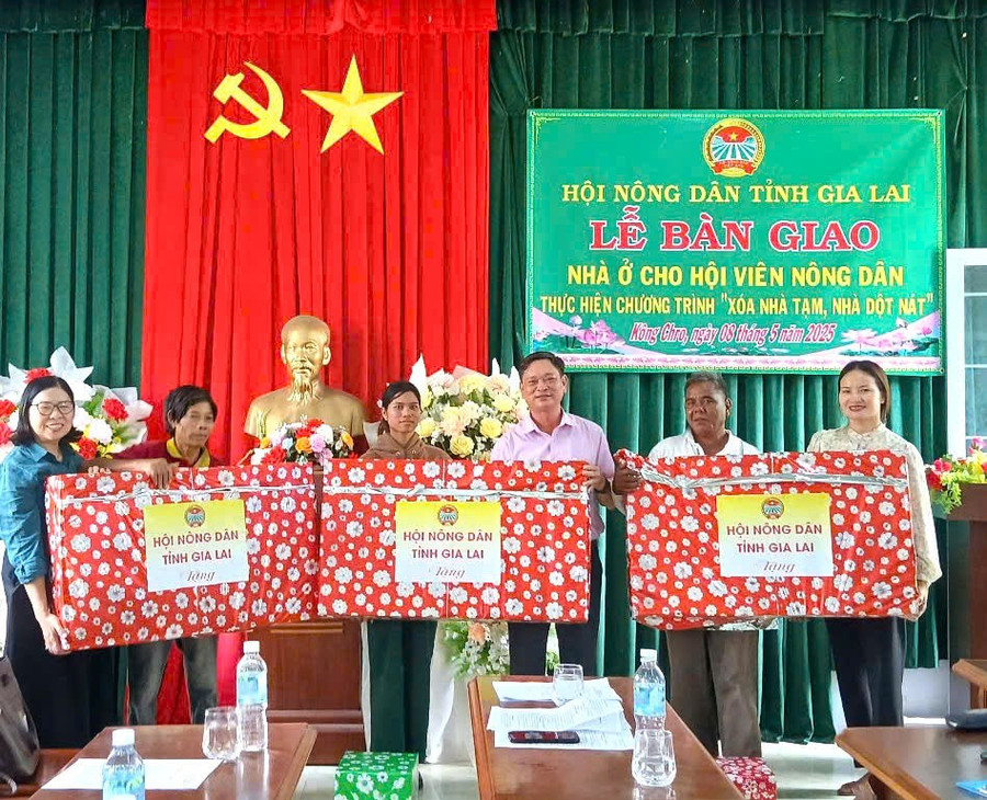 Tại lễ bàn giao nhà, các hộ gia đình còn được nhận hỗ trợ ti vi và đồ dùng thiết yếu. Ảnh: K.Thoa z6580109663122-e66ec5352200be333213e3eb0d069211.jpg