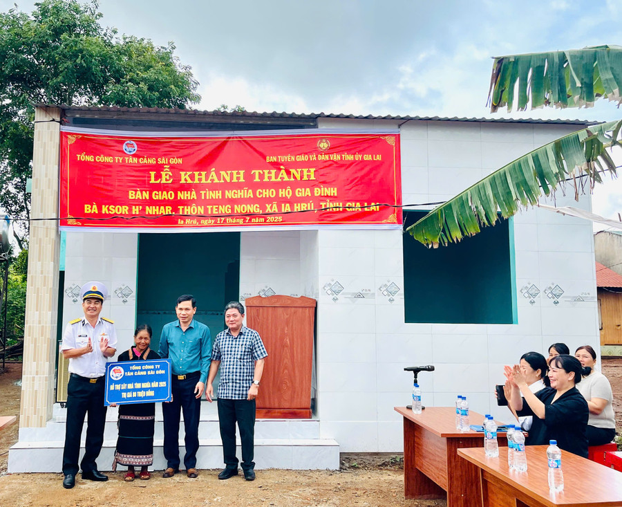 Đại diện Ban Tuyên giáo và Dân vận Tỉnh ủy cùng Tổng công ty Tân Cảng Sài Gòn trao nhà cho bà Ksor H'Nhar (thôn Teng Nong, xã Ia Hrú). Ảnh: A.H z6812648284355-04984fb41f3083139fb7cea2a9de9117.jpg