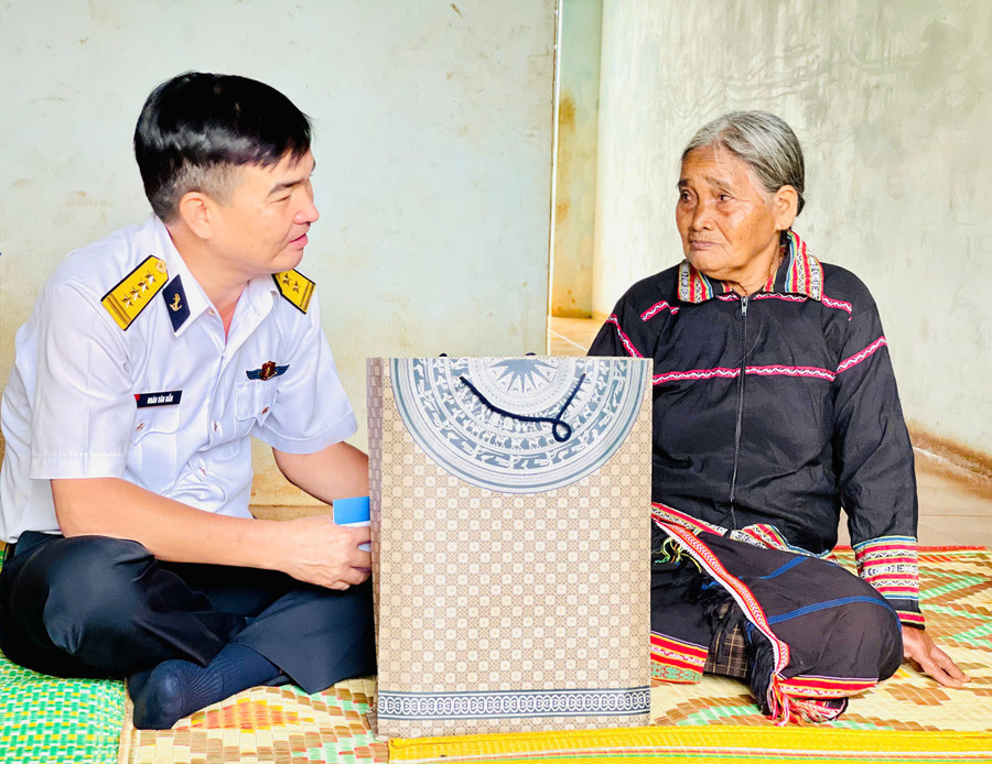 Đại tá Đoàn Văn Uẩn trao quà cho bà Kpuih Beng. Ảnh: A.H z6813487045422-61943fdbbcc402dc171a087d450166df.jpg