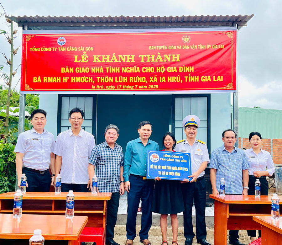 Đại diện các đơn vị trao tặng nhà cho gia đình bà Rơ H’Hmơch (thôn Lũh Rưng, xã Ia Hrú). Ảnh: A.H z6813487515919-d3560119b123b2fc7e3e0cc4528966a7.jpg