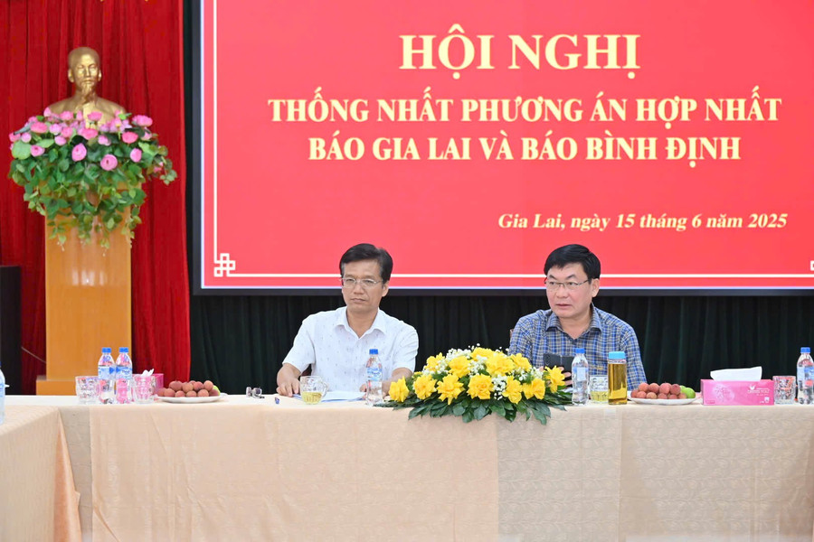 Hội nghị do đồng chí Hồ Xuân Ánh-Tỉnh ủy viên, Tổng Biên tập Báo Bình Định và đồng chí Huỳnh Kiên-Tổng Biên tập Báo Gia Lai đồng chủ trì. Ảnh: Đ.T z6706563956355-6d5371a8fc8aa98cd2b937a814ba9247.jpg