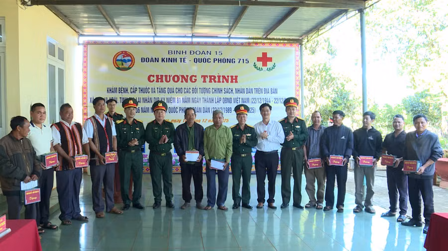 doan-kinh-te-quoc-phong-715-con-trao-tang-qua-cho-nguoi-dan.jpg