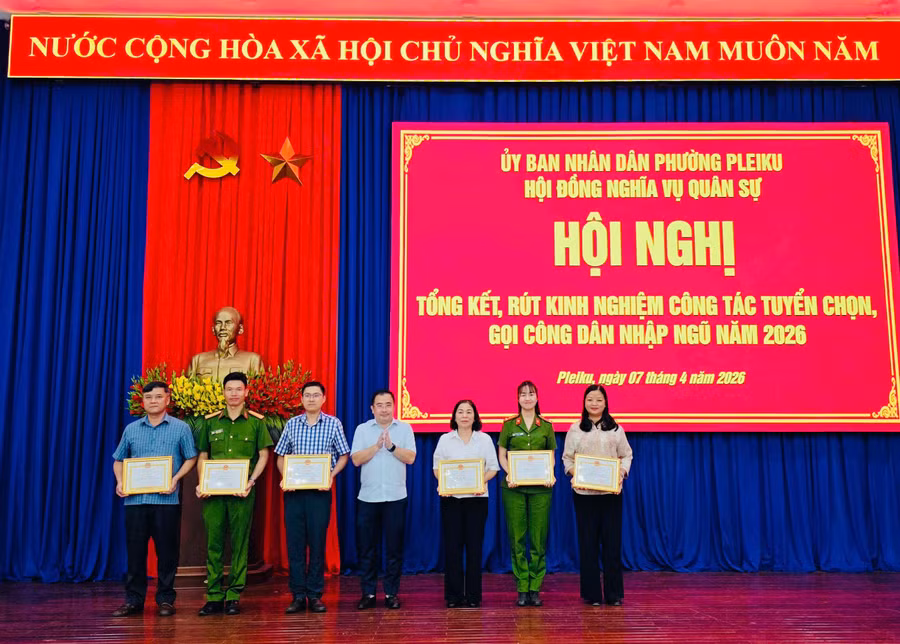 phuong-pleiku-khen-thuong-24-tap-the-ca-nhan-co-thanh-tich-trong-cong-tac-tuyen-quan-nam-2026.jpg