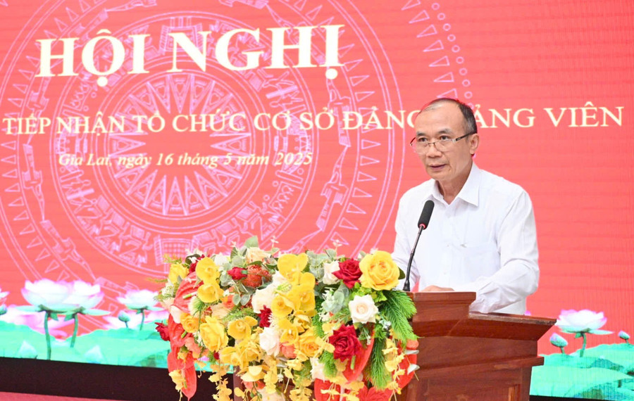 Phó Bí thư chuyên trách Đảng ủy UBND tỉnh Huỳnh Minh Thuận phát biểu tại hội nghị. Ảnh: Đ.T z6607930471973-e790cd0d8d221d9f1ea59e8f3c6fece5.jpg