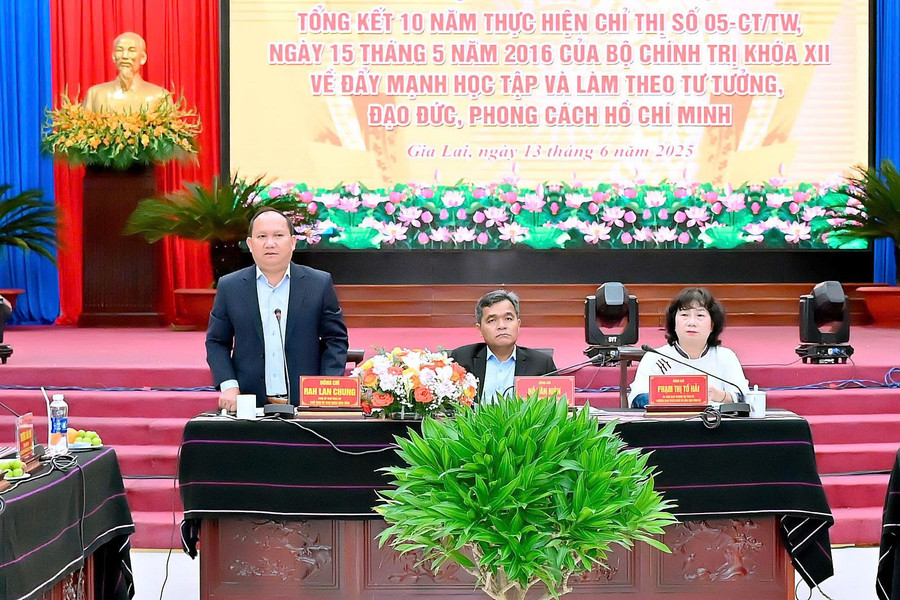 Các đồng chí chủ trì hội nghị. Ảnh: Đ.T z6700641540828-85fcec10505a6ed812b6fa215c944c71.jpg