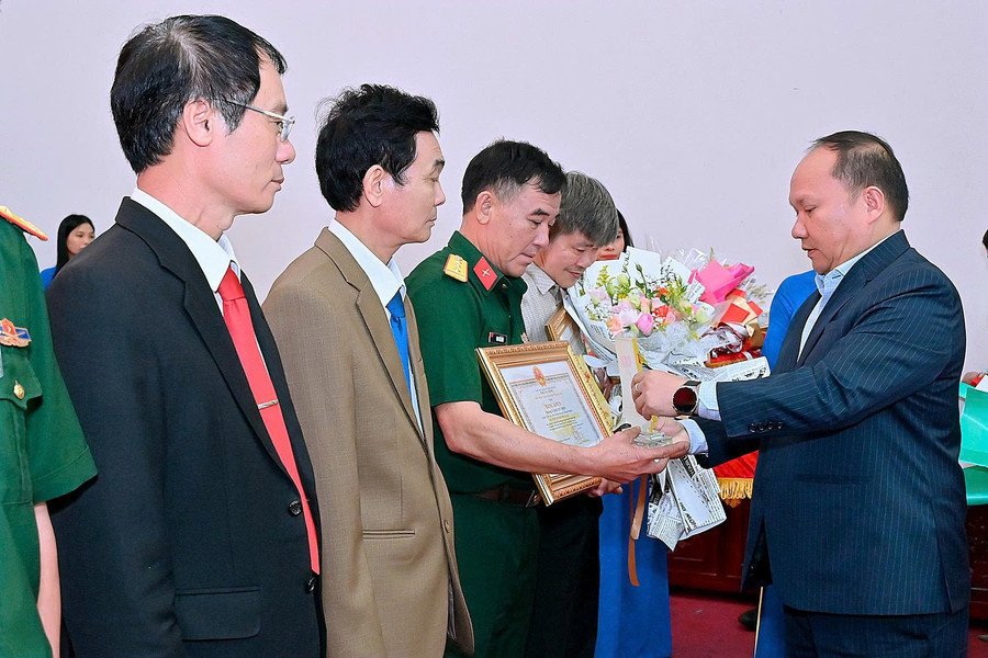 Chủ tịch UBND tỉnh Rah Lan Chung trao bằng khen và tặng hoa chúc mừng các cá nhân điển hình trong học và làm theo Bác. Ảnh: Đ.T z6700672757722-70ff8b1d96b7ee3fbda6ea719f98ac28.jpg