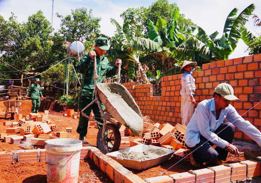 Chương trình xóa nhà tạm, nhà dột nát đã giúp hàng ngàn hộ khó khăn về nhà ở được an cư. Ảnh: A.H chuong-trinh-ho-tro-xoa-nha-tam-nha-dot-nat-da-giup-hang-ngan-ho-ngheo-can-ngheo-ho-moi-thoat-ngheo-va-gia-dinh-chinh-sach-co-noi-an-cu.jpg