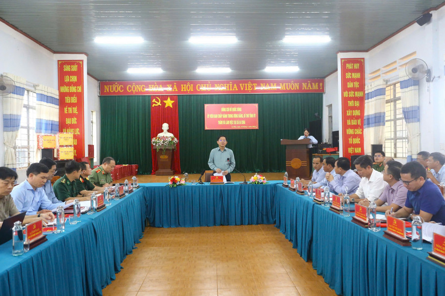 Quang cảnh buổi làm việc của Bí thư Tỉnh ủy với Ban Thường vụ Đảng ủy xã Ia Chia. Ảnh: A.H z6789893836097-e7c87b017300e0759b7e75dd71b53b07.jpg