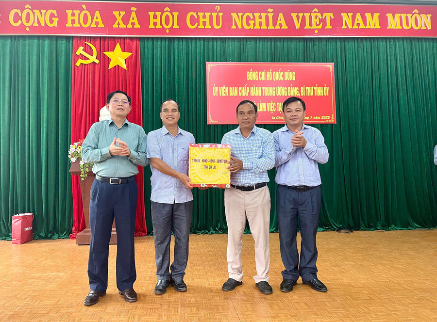 Bí thư Tỉnh ủy Hồ Quốc Dũng (ngoài cùng bên trái) tặng quà cho Đảng ủy, UBND xã Ia Chía. Ảnh: A.H z6789893813921-115784715774c440c0c9a1efe0afc804.jpg
