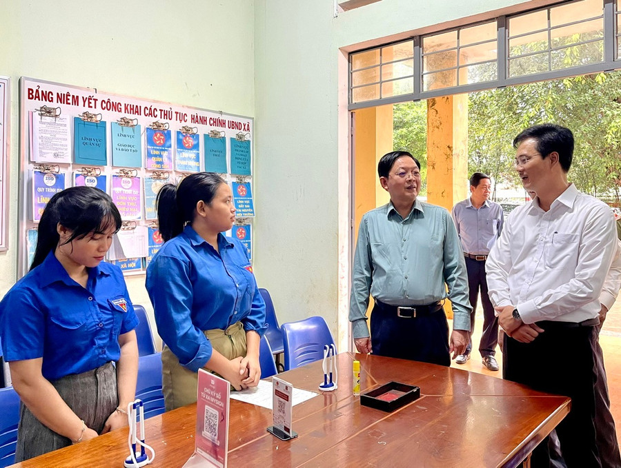 Bí thư Tỉnh ủy Hồ Quốc Dũng (thứ 3 từ trái sang) kiểm tra, nắm tình hình hoạt động tại Bộ phận tiếp nhận và trả kết quả giải quyết thủ tục hành chính của xã Ia O. Ảnh: A.H z6790249086387-375bd2a6c237debc4a5a88602792ac4c.jpg