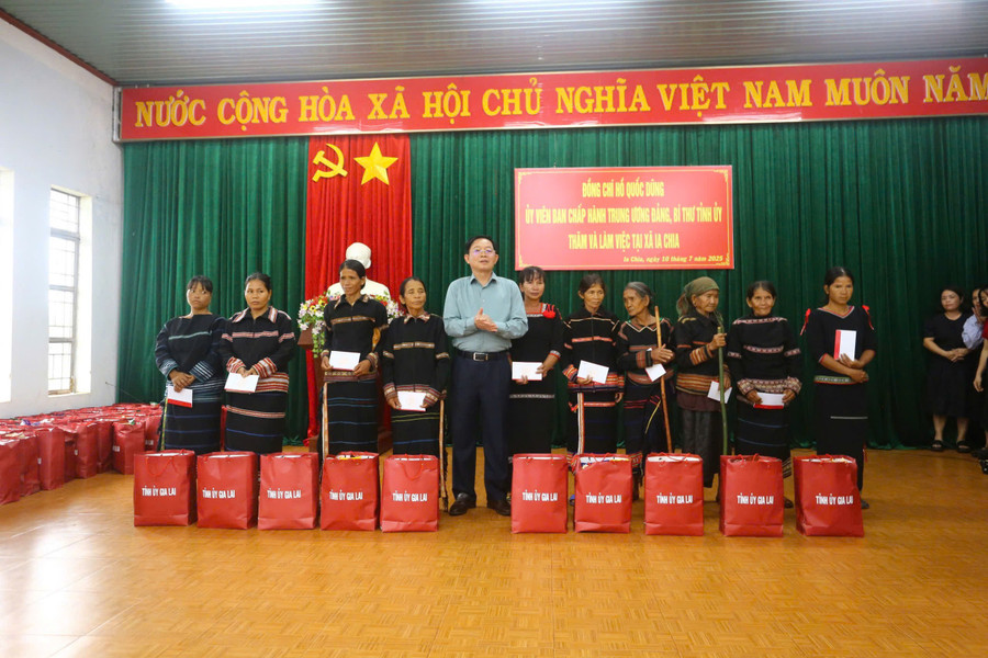 Bí thư Tỉnh ủy tặng quà cho người dân xã Ia Chía. Ảnh: A.H z6789893846595-c9743387a7d316c643dc1da06fbfaa9b.jpg