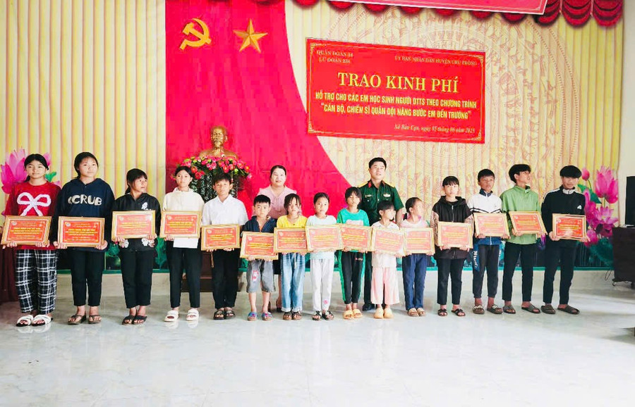 Lữ đoàn 234 trao kinh phí cho các em học sinh ở xã Bàu Cạn. Ảnh: A.X z6677512063561-a84512d5c2d73be56c3452e111ee9e51.jpg