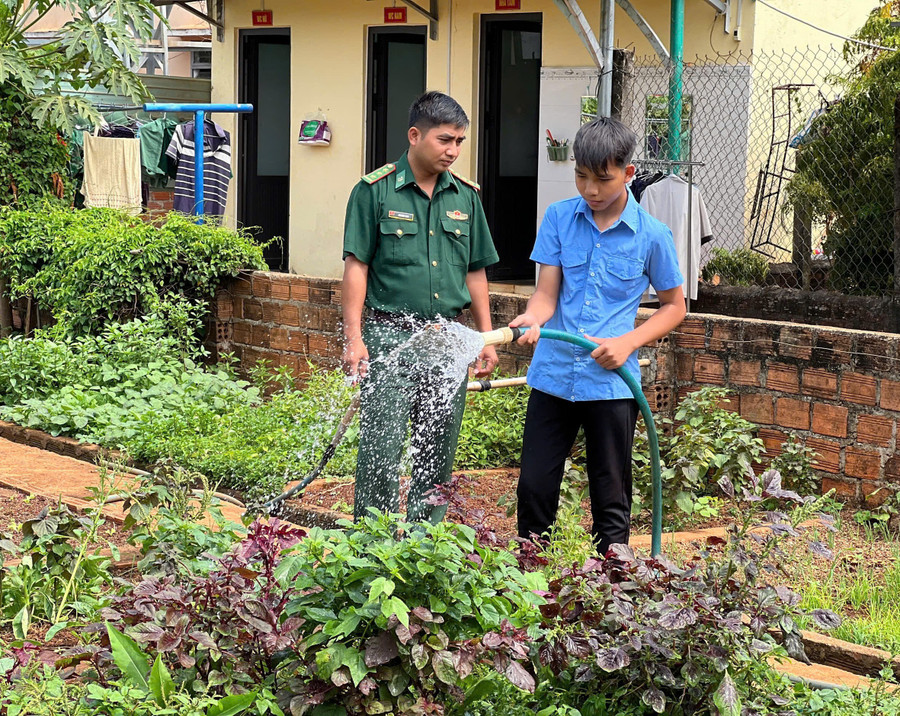 Đơn vị đang nhận nuôi 1 cháu theo Chương trình "Con nuôi Đồn Biên phòng” z6752747093021-add0b97568fa7416e45cd4e0ee853328.jpg