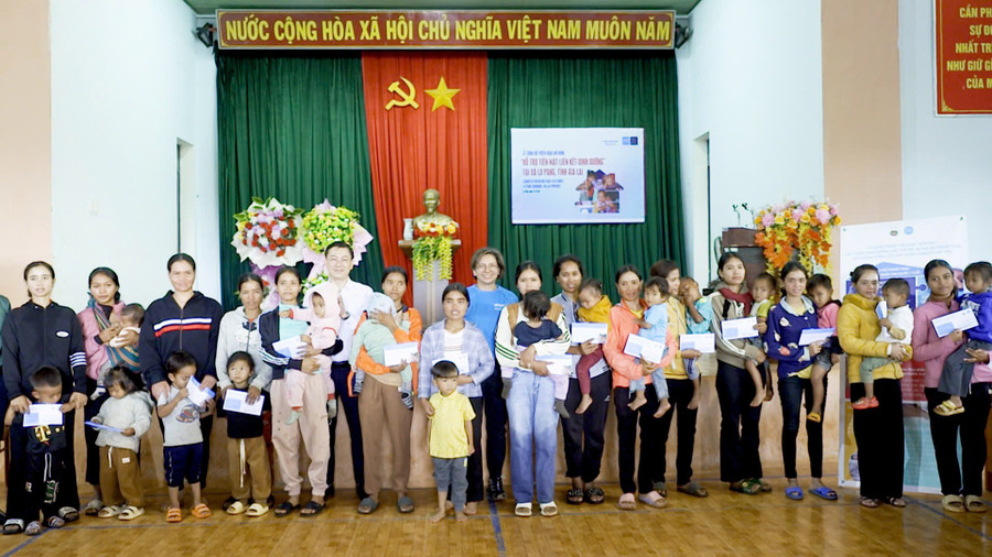 Các gia đình tham gia mô hình được hỗ trợ tiền mặt. Ảnh: Minh Trung du-an-ho-tro-tien-mat-cho-nguoi-dan.jpg